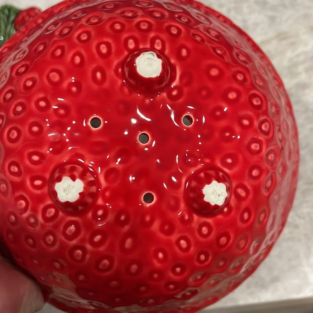 Vintage Sur La Table Strawberry Bowl/Strainer with Plate. NWOT